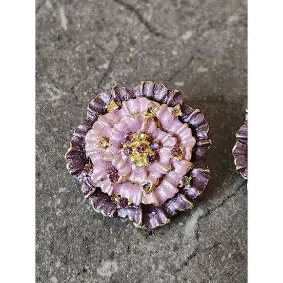 Enamel Rhinestone Vtg VICTORIAN‎ FLOWER Purple Clip On - Picture 3 of 6